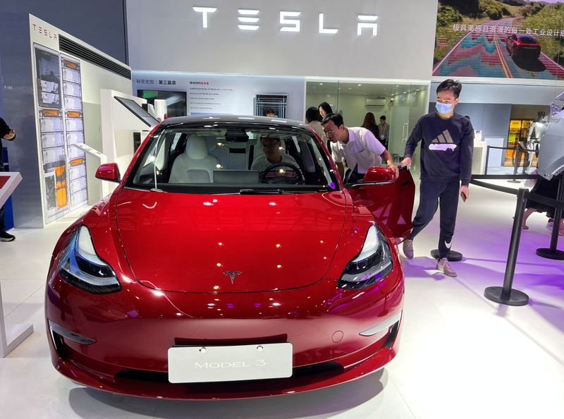 &copy; Reuters. Une Tesla Model 3 est présentée lors de la troisième exposition internationale des produits de consommation de Chine, à Haikou, province de Hainan. /Photo prise le 12 avril 2023/REUTERS/Casey Hall