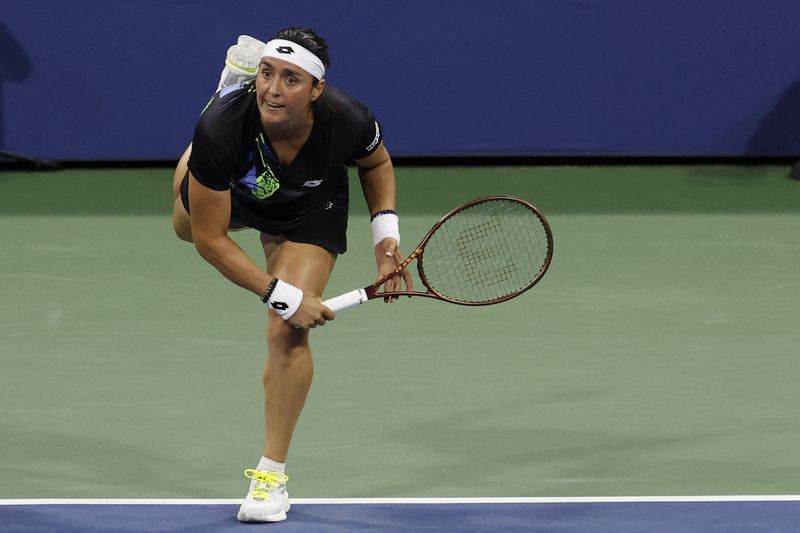 &copy; Reuters. لاعبة التنس التونسية أنس جابر خلال مباراتها أمام التشيكية ليندا نوسكوفا في بطولة أمريكا المفتوحة للتنس في مدينة نيويورك بالولايات المتحدة 