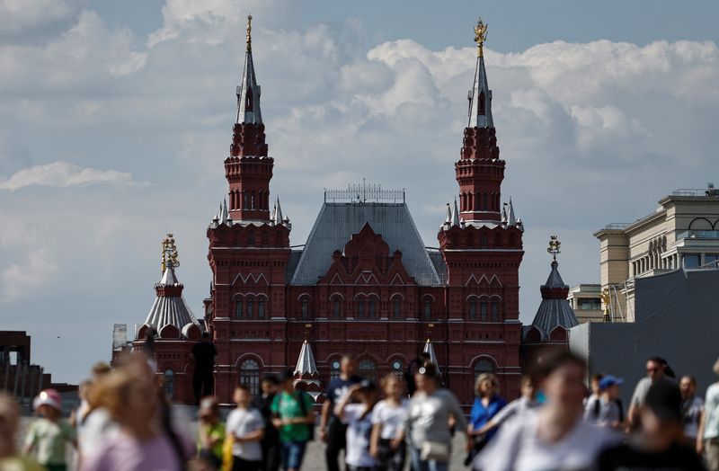 &copy; Reuters. FILE PHOTO: People walk along Red Square near the building of the State Historical Museum in Moscow, Russia, May 18, 2023. REUTERS/Maxim Shemetov/FILE PHOTO