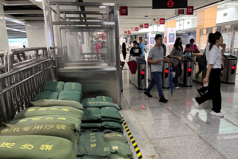 &copy; Reuters. Des sacs de sable sont préparés dans une station de métro à l'approche du super typhon Saola, à Shenzhen, en Chine. /Photo prise le 1er septembre 2023/REUTERS/David Kirton