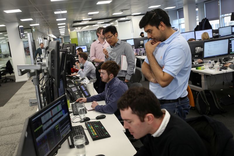 &copy; Reuters. Les traders travaillent en salle des marchés de l'indice IG, à Londres. /Photo prise le 6 février 2018/REUTERS/Simon Dawson