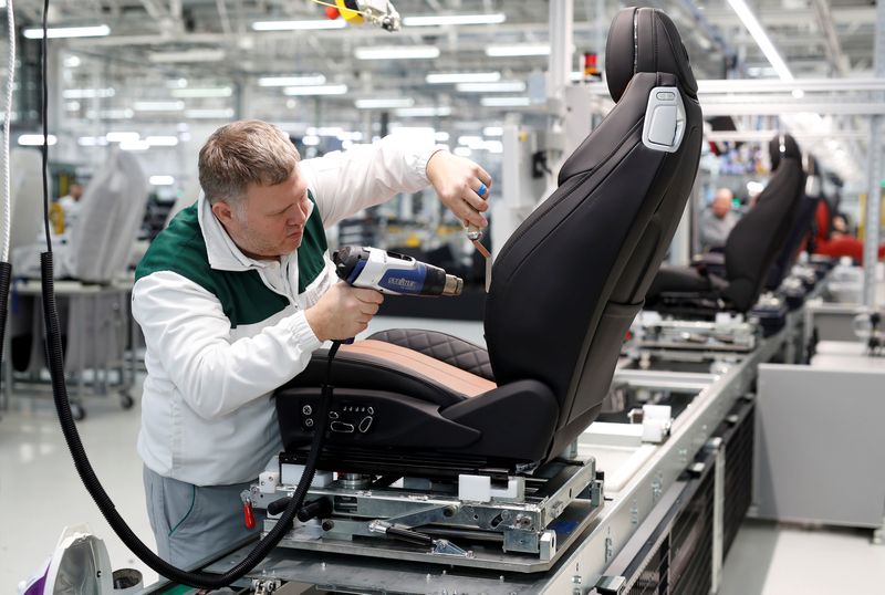 &copy; Reuters. Un ouvrier travaille dans une usine de fabrication de Bentley à Crewe, en Grande-Bretagne.  /Photo prise le 15 octobre 2018/REUTERS/Darren Staples