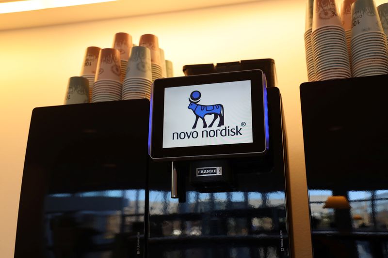 &copy; Reuters. Il logo di Novo Nordisk su una macchinetta del caffè nella sede centrale dell'azienda a Copenaghen, Danimarca. REUTERS/Jacob Gronholt-Pedersen/File Photo