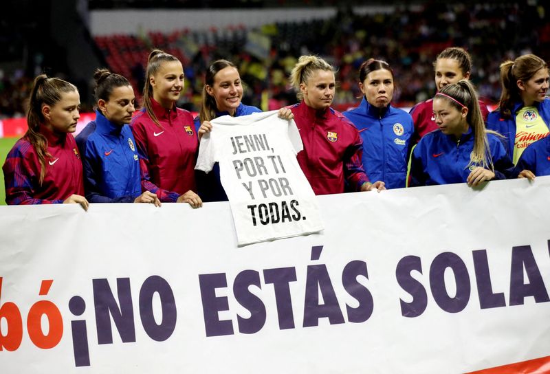 &copy; Reuters. FILE PHOTO: Soccer Football - International Friendly - America v FC Barcelona  - Estadio Azteca, Mexico City, Mexico - August 29, 2023 FC Barcelona and Club America players hold a banner in support of Spain's Jennifer Hermoso  and a shirt that reads "Jenn