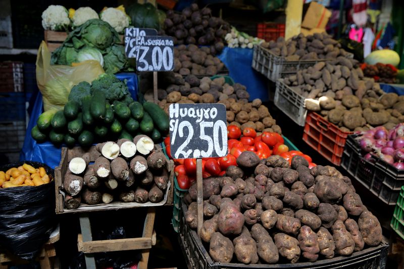 &copy; Reuters. FOTO DE ARCHIVO: Tomates, patatas y otras verduras están a la venta en un mercado en Lima, Perú. 28 de abril, 2017. REUTERS/Mariana Bazo
