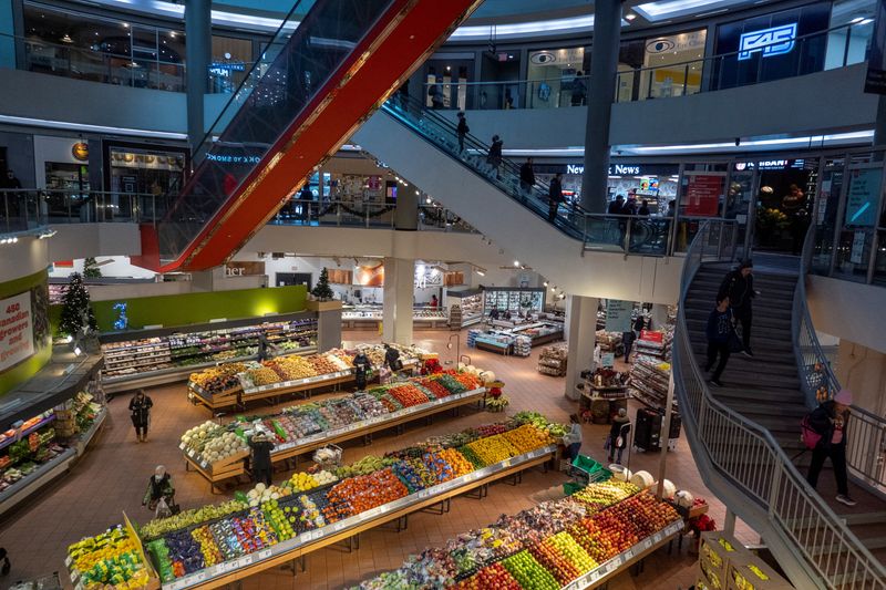 &copy; Reuters. FILE PHOTO: People shop at a grocery store in Toronto, Ontario, Canada November 22, 2022.  REUTERS/Carlos Osorio