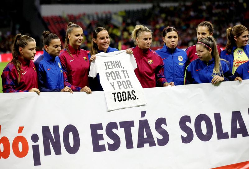 &copy; Reuters. Jogadoras mostram apoio a Jennifer Hermoso
 29/8/2023   REUTERS/Henry Romero