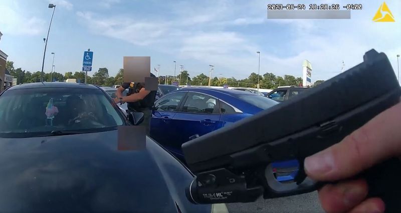 © Reuters. Body camera footage shows an officer fatally shooting a pregnant Black woman in the parking lot of a grocery store after she refused to exit her car and instead bumped him with her vehicle in Blendon Township, Ohio, U.S. August 24, 2023  in this still image obtained from a video. Blendon Township Police Department/Handout via REUTERS