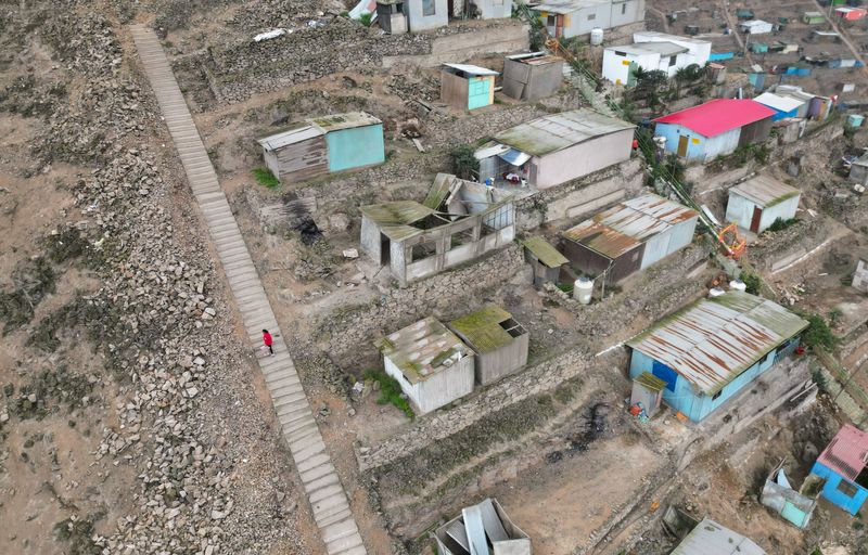 &copy; Reuters. Mulher sobe escada ao lado dos restos de um muro de 4,5 quilômetros que separa propriedades luxuosas de uma comunidade vizinha que vive na pobreza e que está sendo demolido em Lima
31/08/2023
REUTERS/Sebastian Castaneda