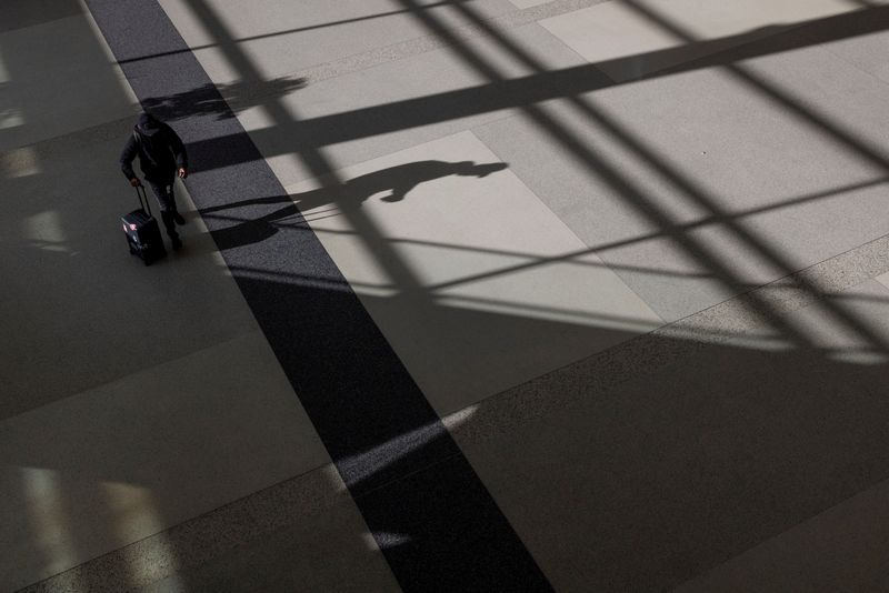 &copy; Reuters. FILE PHOTO: A passenger walks along terminal 2 at the San Francisco International Airport in San Francisco, California , U.S., September 3, 2022. REUTERS/Carlos Barria