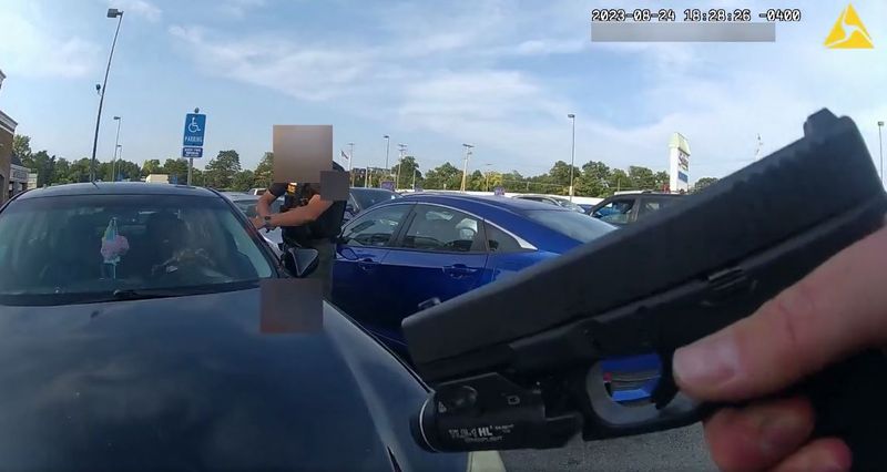 &copy; Reuters. Polícia de Ohio divulga vídeo de tiro fatal em mulher negra grávida
24/08/2023
Imagem obtida de vídeo divulgado
Departamento de Polícia de Blendon Township/Divulgação via REUTERS