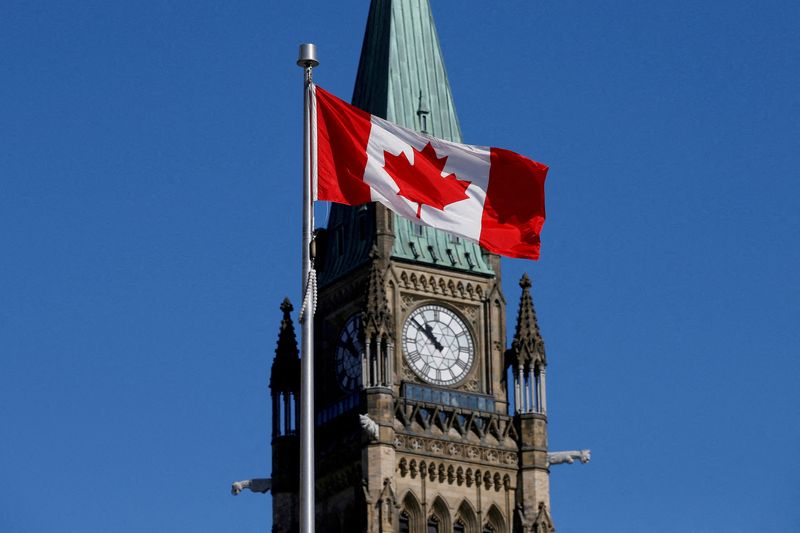&copy; Reuters. علم كندا يرفرف أمام برج السلام في أوتاوا بكندا. صورة من أرشيف رويترز.
