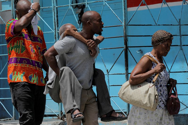 Haitians fleeing gangs set up camp around capital's main square