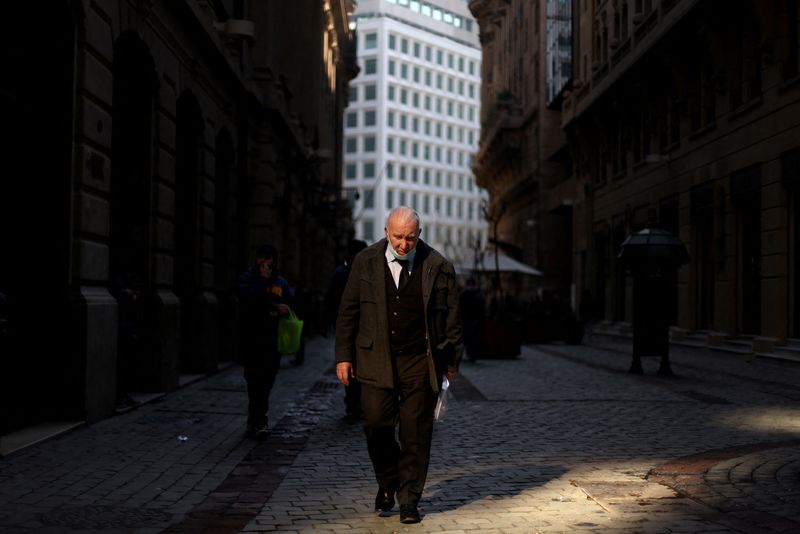 © Reuters. Un hombre pasa frente al edificio de la bolsa de valores de Santiago, Chile, el 7 de julio de 2022. REUTERS/Ivan Alvarado