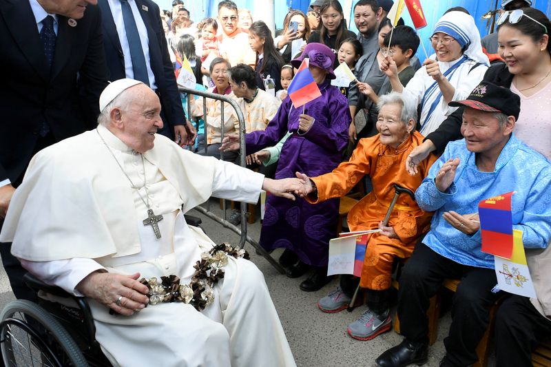 &copy; Reuters. البابا فرنسيس يحضر حفل ترحيب به في منزل الأسقف خلال رحلته في أولانباتار يمنغوليا يوم 1 سبتمبر أيلول 2023. صورة لرويترز من مكتب إعلام الفاتيكان