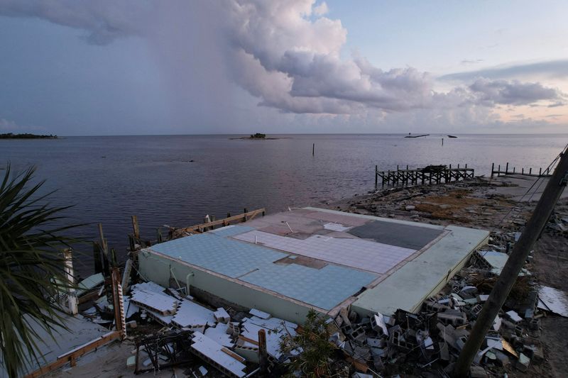 &copy; Reuters. صورة لأرضية أحد المنازل التي اقتلعها إعصار إداليا في فلوريدا يوم الخميس. تصوير: تشيني أور - رويترز