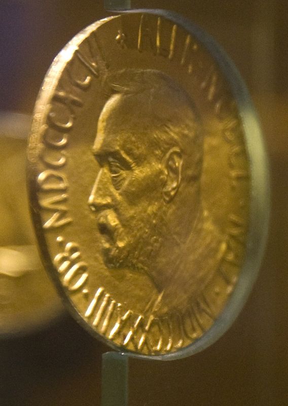 &copy; Reuters. ميدالية جائزة نوبل في معرض بمركز نوبل للسلام في أوسلو بصورة من أرشيف رويترز.