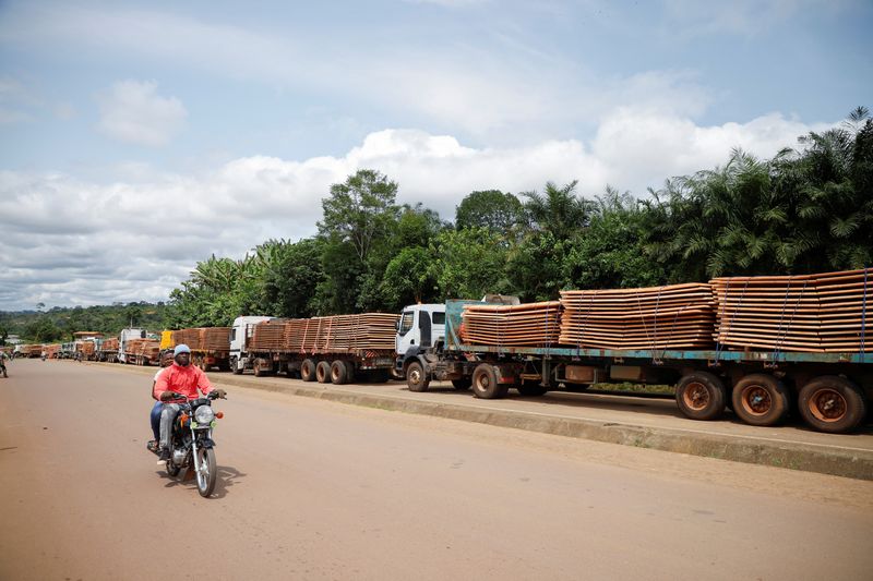 &copy; Reuters. Des camions attendent dans la ville frontalière de Kye-Ossi, au Cameroun, après la fermeture de la frontière suite au coup d'État au Gabon. /Photo prise le 31 août 2023/REUTERS/Désir Danga Essigue 