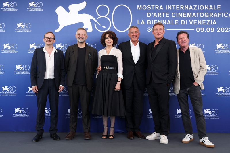 &copy; Reuters. The 80th Venice Film Festival - Photocall for the film "The Palace" out of competition - Venice, Italy, September 2, 2023. Cast members Milan Peschel, Fortunato Cerlino, Fanny Ardant, Luca Barbareschi, Oliver Masucci and Joaquim de Almeida pose. REUTERS/Y