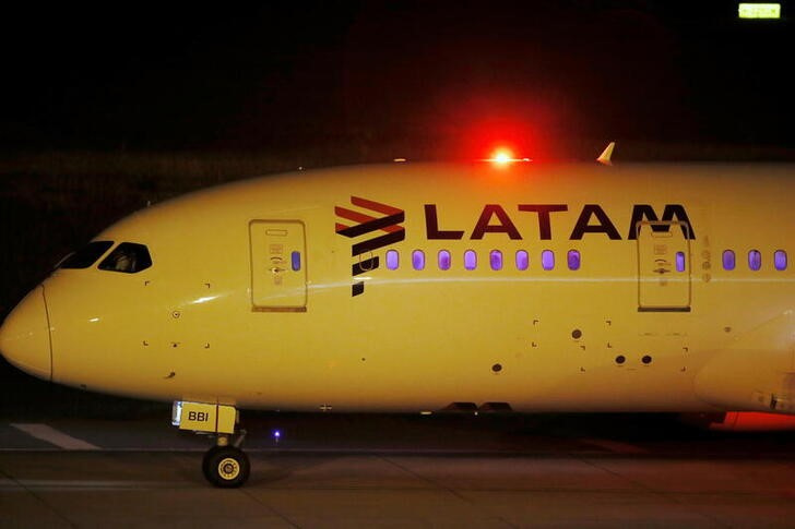 &copy; Reuters. Aeronave da companhia aérea Latam em Montevidéu
25/2/2021 REUTERS/Mariana Greif