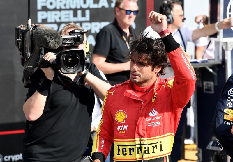 &copy; Reuters. Carlos Sainz comemora conquista da pole position no Grande Prêmio da Itália de Fórmula 1
02/09/2023 REUTERS/Jennifer Lorenzini