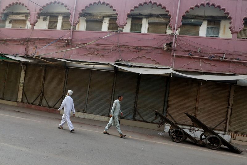 &copy; Reuters. رجل يسير أمام سوق مغلقة خلال إضراب دعى له التجار والحزب السياسي الديني الجماعة الإسلامية بسبب ارتفاع فواتير الكهرباء في كراتشي بباكستان يو