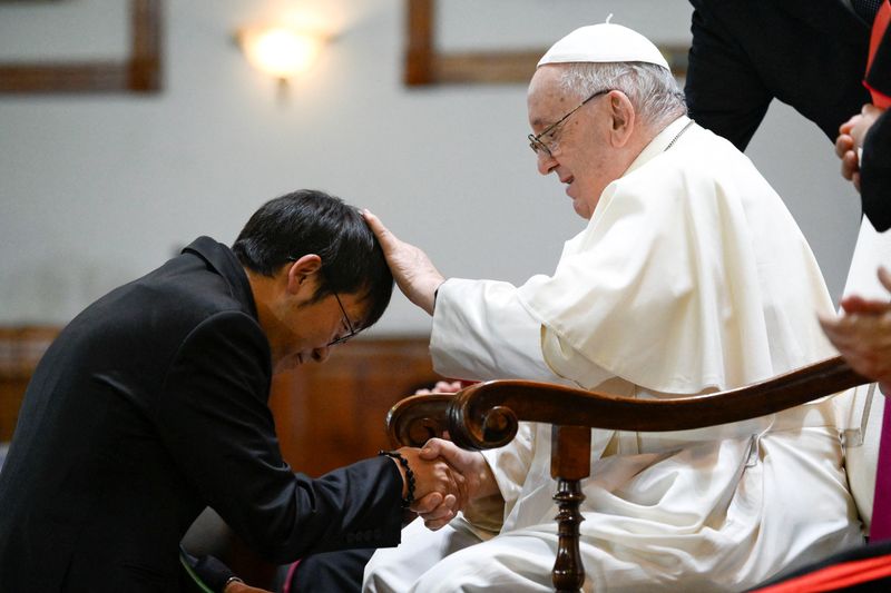 &copy; Reuters. Papa Francisco abençoa fiel durante visita à Mongólia
02/09/2023 Vatican Media/­Divulgação via REUTERS