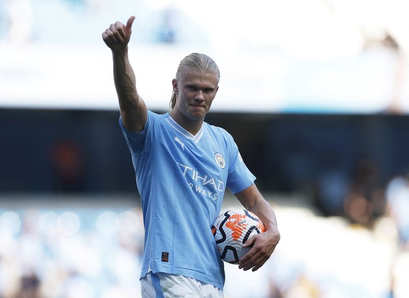 &copy; Reuters. Erling Haaland comemora com a bola do jogo após marcar três gols na vitória por 5 x 1 do Manchester City sobre o Fullham pelo Campeonato Inglês
02/09/2023 Action Images via Reuters/Jason Cairnduff