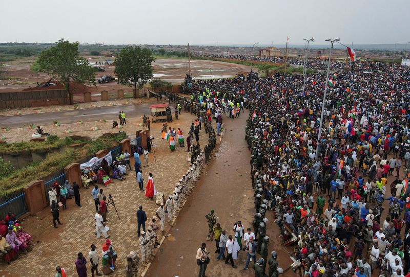 © Reuters. آلاف المحتجين يحتشدون أمام قاعدة عسكرية فرنسية في نيامي عاصمة النيجر يوم السبت للمطالبة بمغادرة قواتها البلاد . تصوير : محمدو حميدو - رويترز . يحظر إعادة بيع الصورة أو وضعها في أرشيف .   