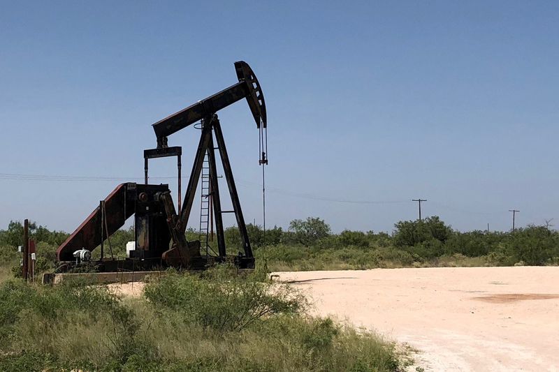 &copy; Reuters.     ９月１日までの週に米国内の石油・天然ガス掘削リグ稼働数は前週比１基減の６３１基と、８週連続で減少し、２０２２年２月以来の低水準となった。写真はテキサス州で２０１８年７