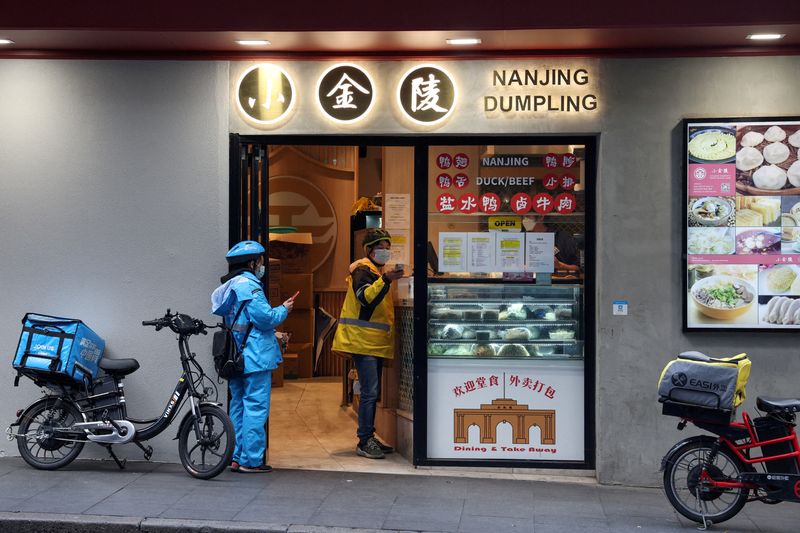 &copy; Reuters. FILE PHOTO: Bicycle delivery couriers wait for orders at a restaurant in Sydney, Australia, August 9, 2021.  REUTERS/Loren Elliott/File Photo