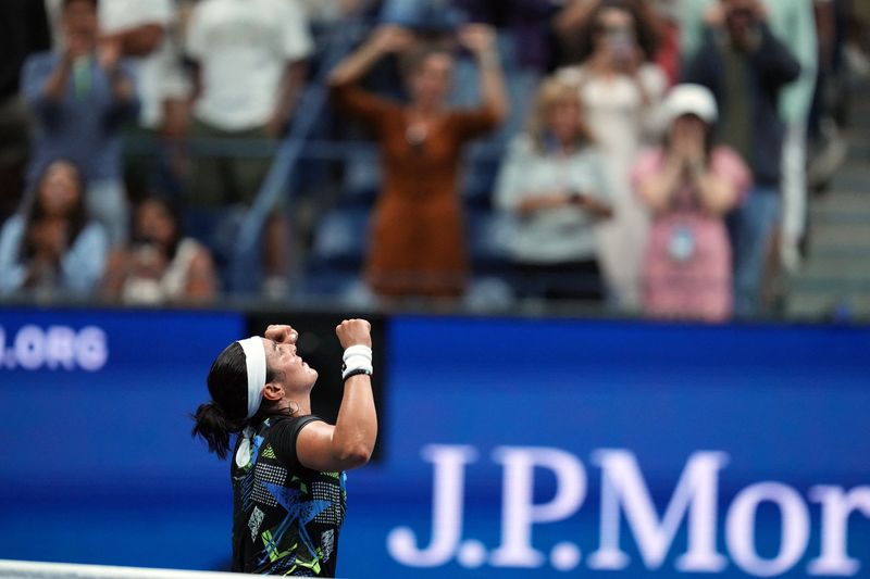 &copy; Reuters. أنس جابر تحتفل بفوزها على التشيكية ماري بوزكوفا في بطولة أمريكا المفتوحة للتنس يوم السبت. صورة لرويترز من يو إس إيه توداي سبورتس.