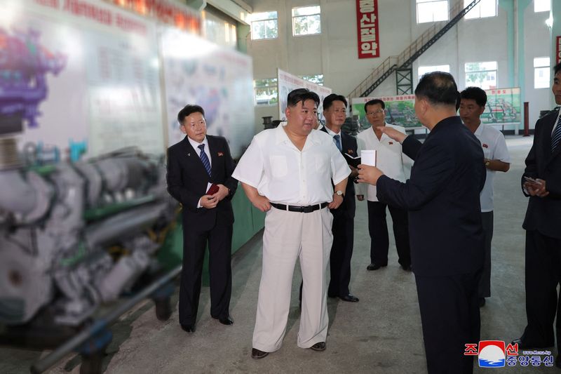 &copy; Reuters.     北朝鮮は９月２日未明に長距離巡航ミサイル２発を発射する「戦術核攻撃」訓練を実施した。国営の朝鮮中央通信（ＫＣＮＡ）が３日に伝えた。ＫＣＮＡは金正恩氏による船舶エンジン