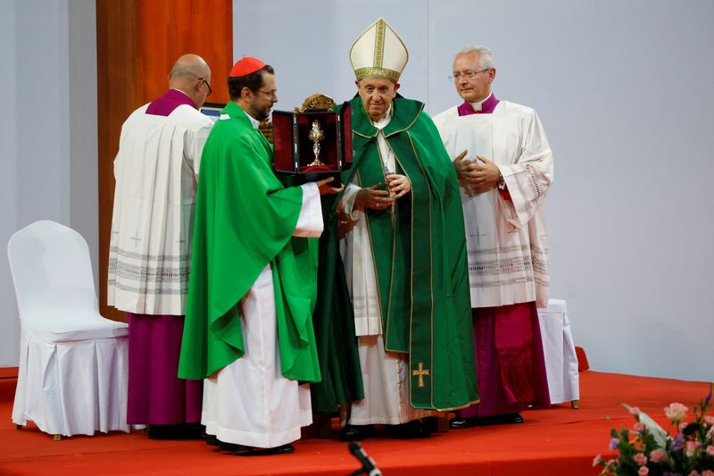 &copy; Reuters. Pope Francis attends the Holy Mass in the Steppe Arena, during his Apostolic Journey in Ulaanbaatar, Mongolia September 3, 2023. REUTERS/Carlos Garcia Rawlins