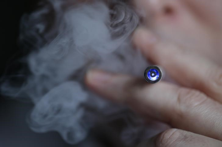 &copy; Reuters. Una persona usa un cigarrillo electrónico en París, Francia. 5 marzo 2013. REUTERS/Christian Hartmann