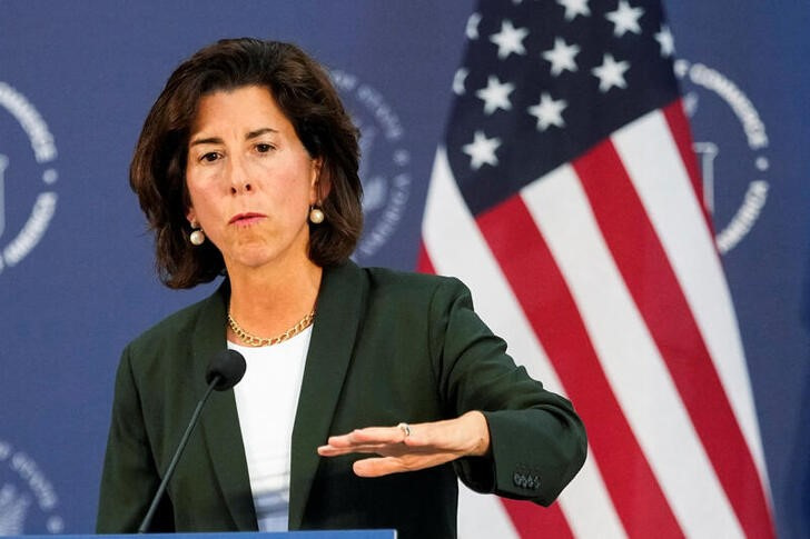 &copy; Reuters. Imagen de archivo de la secretaria de Comercio de EEUU, Gina Raimondo, durante una conferencia de prensa en Boeing Shanghai Aviation Services, cerca del Aeropuerto Internacional Pudong de Shanghái, China. 30 agosto 2023. REUTERS/Aly Song