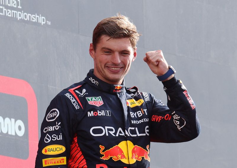 &copy; Reuters. Max Verstappen comemora no pódio após vencer o Grande Prêmio da Itália de Fórmula 1
03/09/2023 REUTERS/Claudia Greco