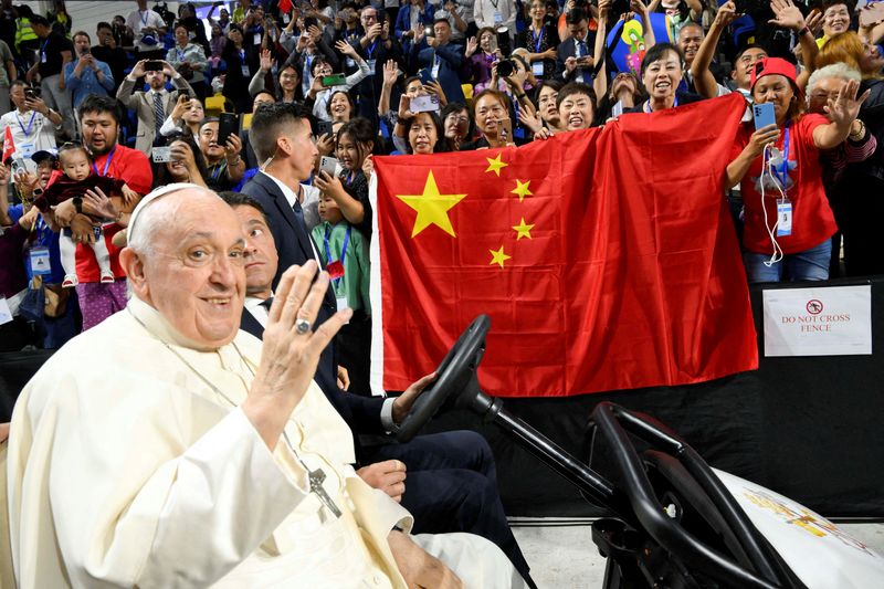 &copy; Reuters. Papa Francisco ao lado de uma bandeira da China durante visita à Mongólia
03/09/2023 Vatican Media/Divulgação via REUTERS 