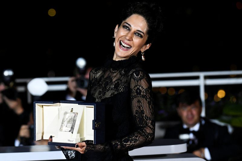 &copy; Reuters. المخرجة الإيرانية زهراء أمير إبراهيمي تحتفل بحصولها على جائزة أحسن ممثلة في مهرجان كان السينمائي الدولي عن دورها في فيلم "هولي سبايدر" أو "ا
