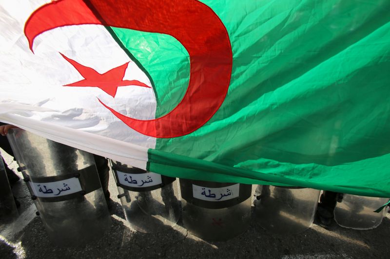 © Reuters. العلم الجزائري خلال احتجاجات في العاصمة الجزائر بصورة من أرشيف رويترز .  
