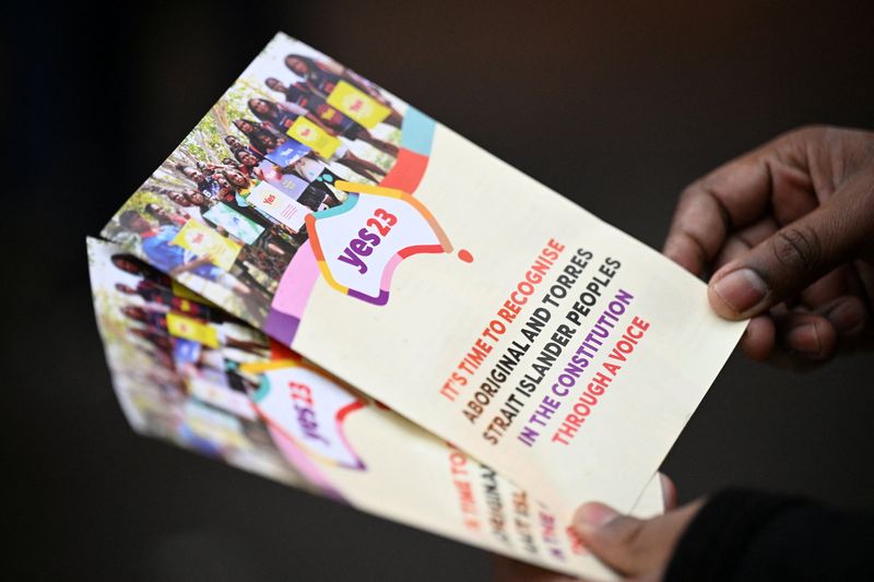 &copy; Reuters. A Yes23 volunteer holds pamphlets while speaking with commuters about the upcoming Voice to Parliament referendum, in Melbourne, Australia August 30, 2023.  AAP Image/James Ross via REUTERS