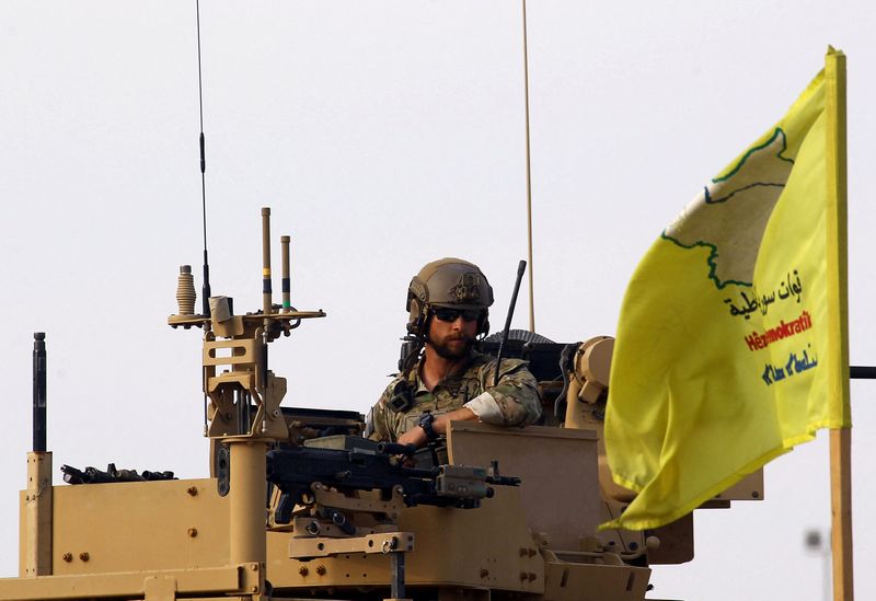&copy; Reuters. جندي أمريكي يجلس داخل مركبة عسكرية في حقل العمر النفطي في دير الزور في صورة من أرشيف رويترز 