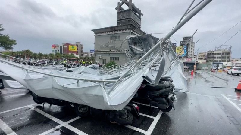 &copy; Reuters. 　９月４日、台湾では３日午後に台風１１号（ハイクイ）が上陸した影響で、４日も３万世帯以上で停電が続き、一部地域で学校や事業所が休みとなった。写真はビデオから。台風で倒壊し