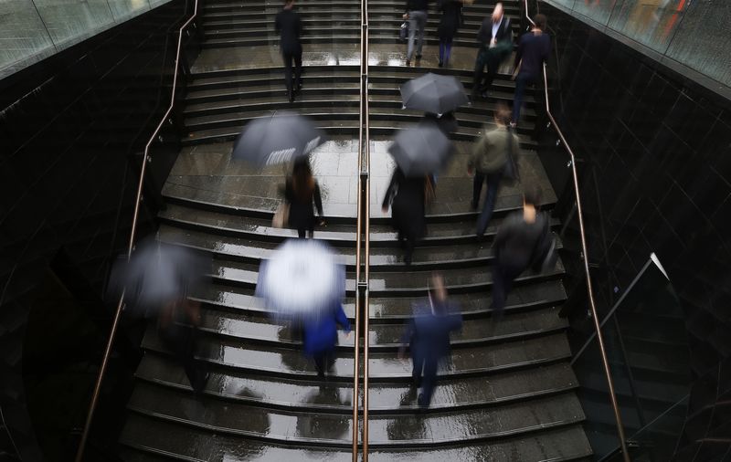 &copy; Reuters. Commuters arrive to the Central Business District at the morning rush hour in Sydney June 28, 2013.  REUTERS/Daniel Munoz/file photo