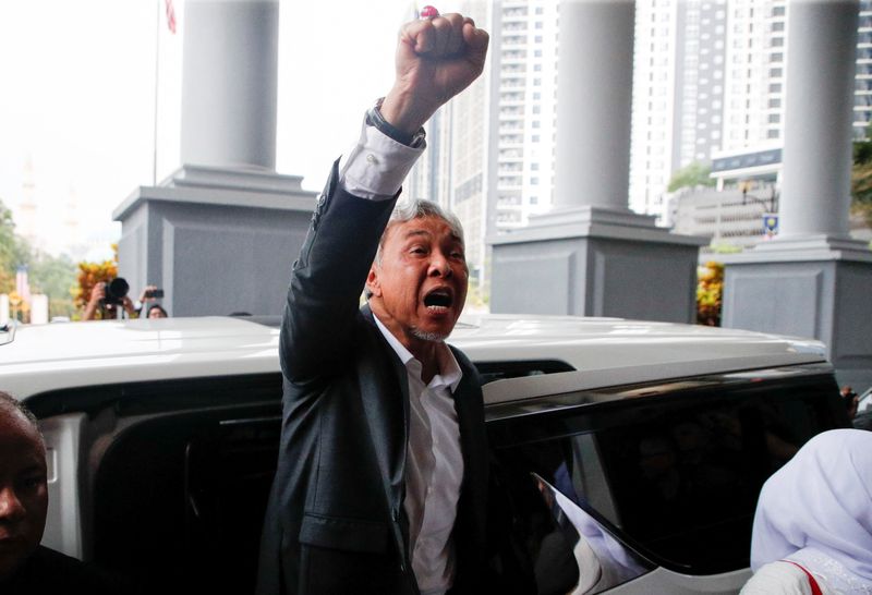 &copy; Reuters. Malaysian Deputy Prime Minister and president of the UMNO party Ahmad Zahid Hamidi raises his fist as he leaves the Kuala Lumpur High Court complex after the court dropped corruption charges against him, in Kuala Lumpur, Malaysia September 4, 2023. REUTER
