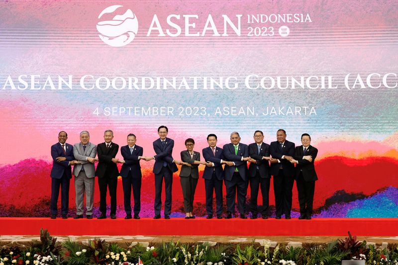 &copy; Reuters. وزراء خارجية دول رابطة جنوب شرق آسيا (آسيان) وأمين عام المنظمة في صورة جماعية قبل قمة آسيان في جاكرتا بإندونيسيا يوم الاثنين. صورة لرويترز من