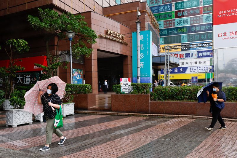 &copy; Reuters. Des personnes s'abritent sous leurs parapluies dans les rue de Taipei, à Taiwan. /Photo prise le 4 septembre 2023/ REUTERS/Ann Wang