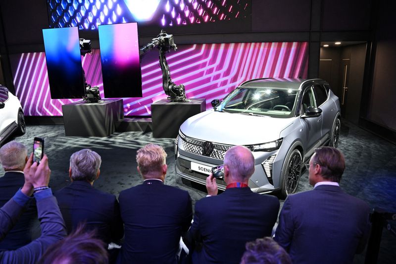 &copy; Reuters. Un Renault Scenic est exposé lors d'un événement organisé un jour avant l'ouverture officielle du salon de l'automobile de Munich 2023. /Photo prise le 4 septembre 2023/REUTERS/Angelika Warmuth