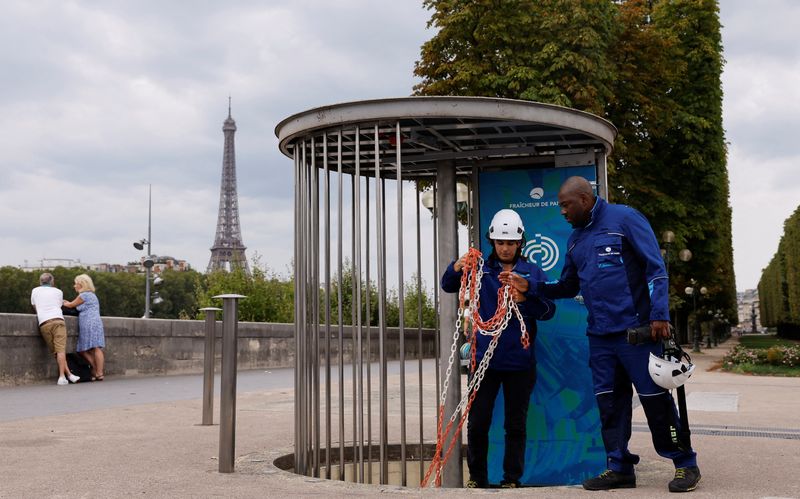 &copy; Reuters. Employees work on a the access stairs to an underground urban cooling network power station developed by Fraicheur de Paris, using water from the Seine river to generate air conditioning used by an increasing number of buildings and public spaces, in Pari