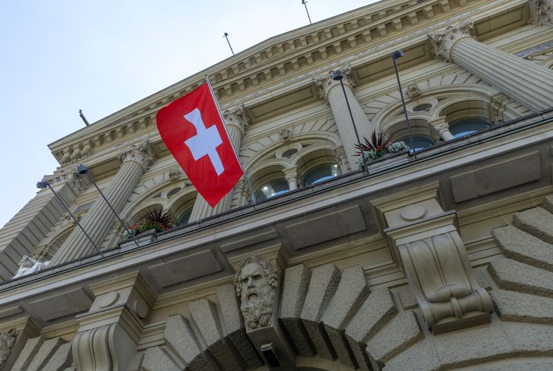 &copy; Reuters. Le drapeau suisse, hissé sur la façade du Parlement à Berne. /Photo prise le 15 juin 2023/REUTERS/Denis Balibouse